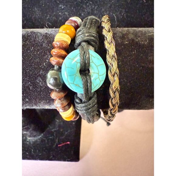 Multi-strand  leather bracelet with a turquoise howlite nugget - Picture 3 of 4